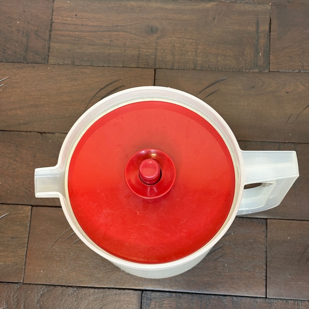 Vintage Tupperware Pitcher 1.5 quart sheer with red push-button sealing lid - Picture 3 of 8